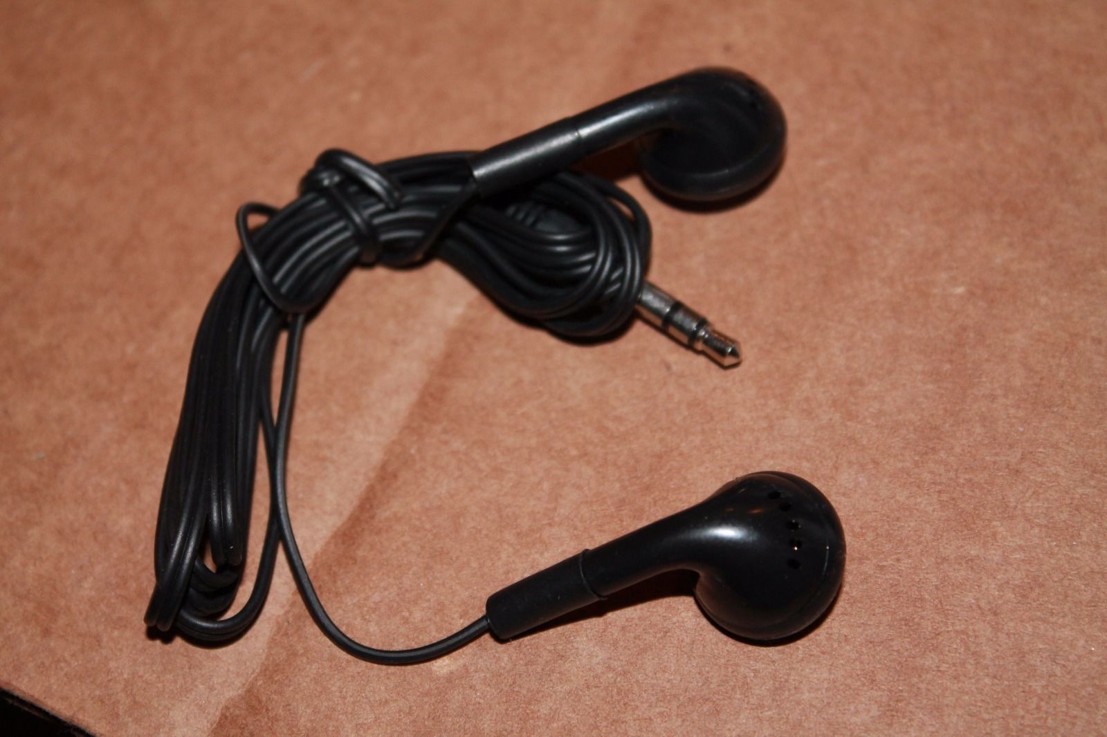 BLACK InEar Earbuds w/ 3.5mm plug (no mic) Low Cost Earbuds
